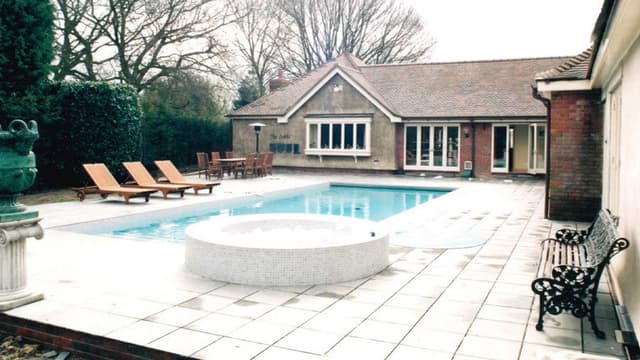 Barrymore: The Body in the Pool