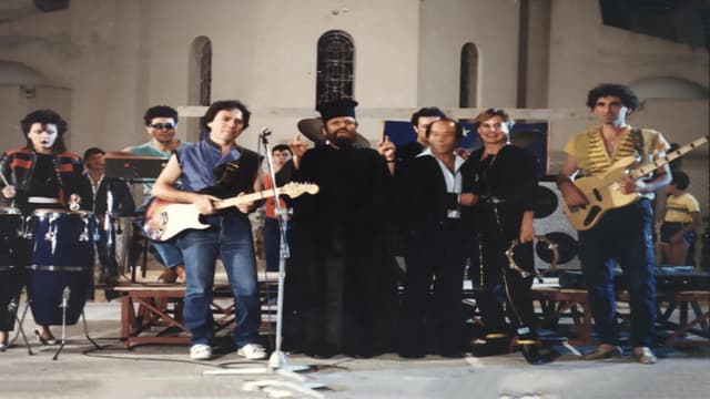 Mia papadia sta bouzoukia!