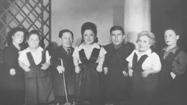 Warwick Davis and the Seven Dwarfs of Auschwitz