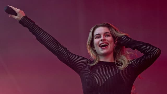 Adèle Castillon en concert aux Vieilles Charrues 2025